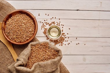 Mısır gevreği masanın üstünde. Sağlıklı kahvaltı manzarası yukarıdan.