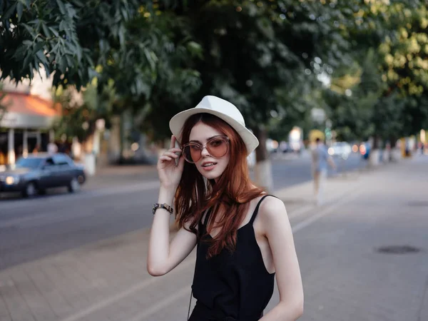Atractiva Mujer Sombrero Aire Libre Posando — Foto de Stock
