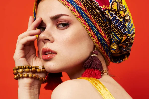 Bella Donna Turbante Multicolore Posa Studio — Foto Stock