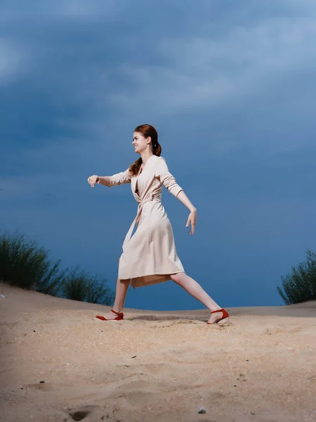 Γυναίκα Που Περπατά Κατά Μήκος Της Παραλίας Στην Άμμο — Φωτογραφία Αρχείου