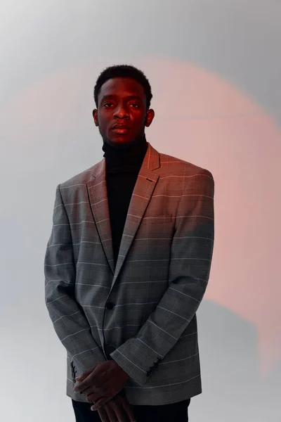 Hombre de aspecto africano con traje celebración chaqueta moda —  Fotos de Stock