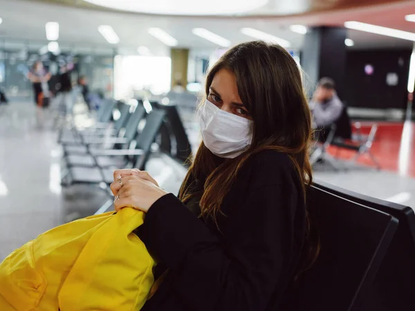 Kobieta Masce Medycznej Lotnisku Bagażem — Zdjęcie stockowe