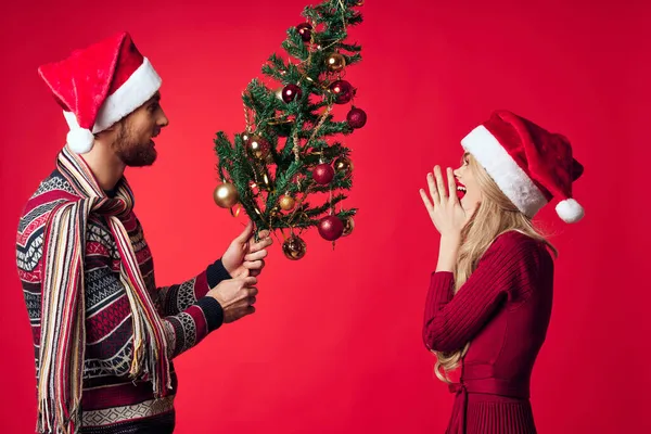 Fröhlich junges Paar Urlaub Weihnachten Geschenk Dekoration roter Hintergrund — Stockfoto
