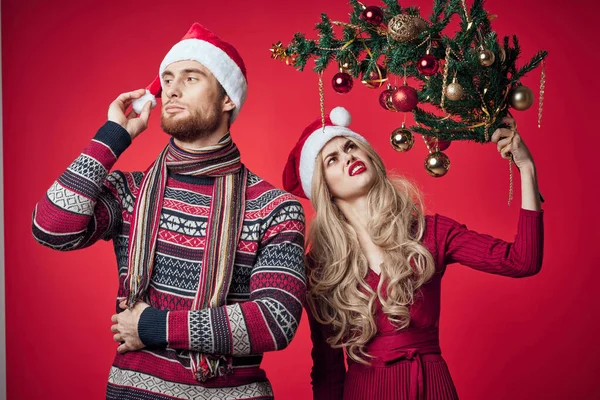 Muž a žena Vánoce dovolená nový rok romantika červené pozadí — Stock fotografie