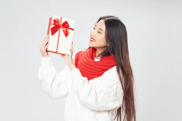 Gyönyörű ázsiai nő ajándékdobozzal és piros sállal a nyakában — Stock Fotó
