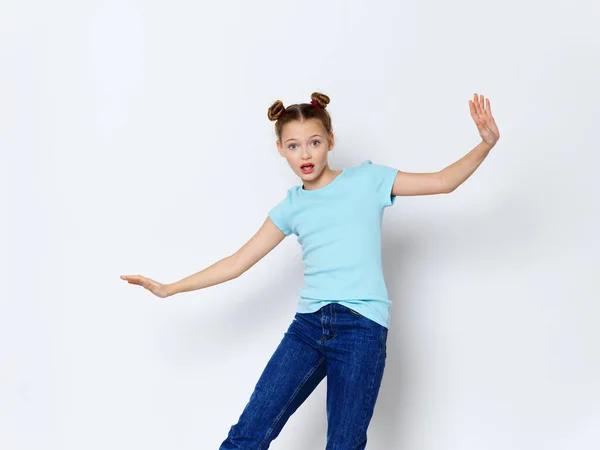 Gelukkig klein meisje met kapsel blauw t-shirt jeans model — Stockfoto