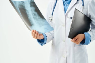 Akciğer araştırmalarının röntgenlerini çeken beyaz önlüklü bir doktor.