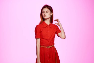 Kırmızı elbiseli güzel bir kadın el hareketleriyle lüks bir geçmişi var.