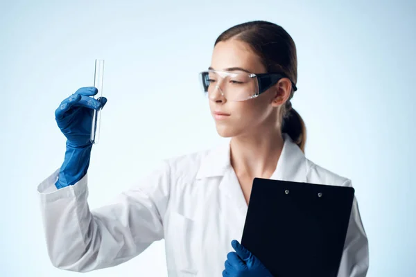 Жіночий лікар лабораторні науки біотехнології дослідження — стокове фото