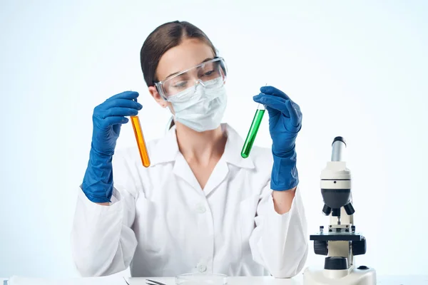 Assistente de laboratório feminino solução química desktop ciência profissional — Fotografia de Stock