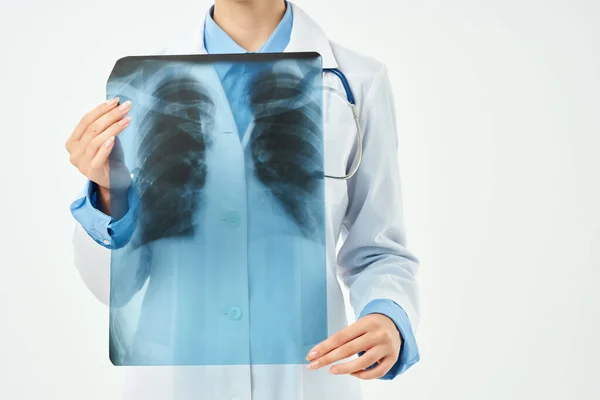 Lékař radiolog rentgen výzkum zdravotní nemocnice — Stock fotografie