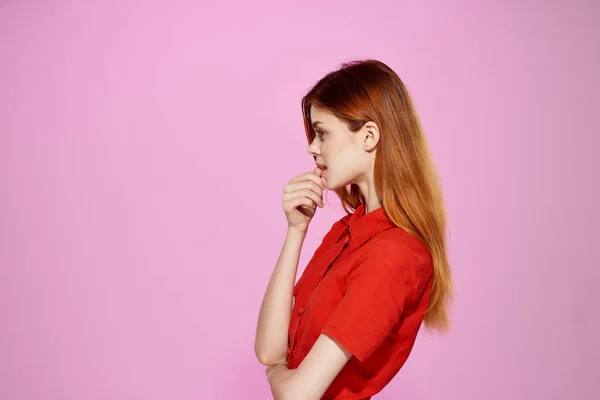 Vacker kvinna i röd klänning mode elegant stil rosa bakgrund — Stockfoto