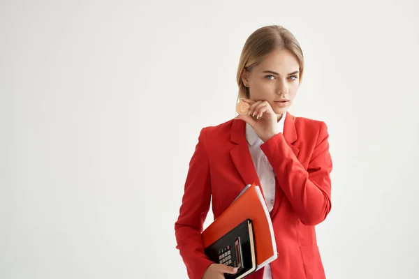 Фінансист в червоній куртці з документами на світлому фоні — стокове фото