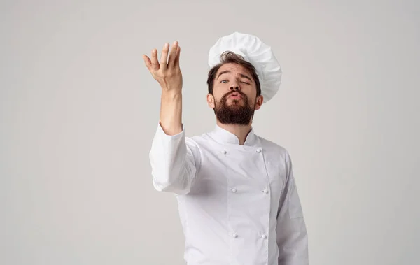 Chef con pane in mano preparazione cibo ristorante professionisti — Foto Stock