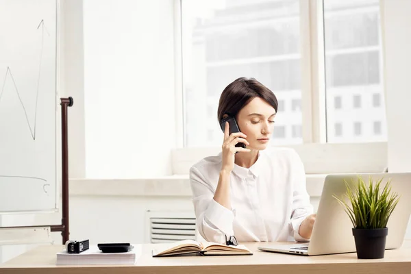 Vrouwelijke manager op kantoor met bril zelfvertrouwen Studio Lifestyle — Stockfoto