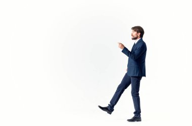 takım elbiseli adam duygular içinde başarılı ışık arkaplan