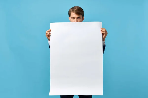 Man met baard witte banner in de hand blanco blad presentatie geïsoleerde achtergrond — Stockfoto