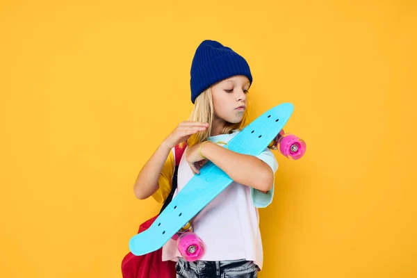 Okouzlující malá blondýnka holka šťastná roztomilé dítě s skateboard dítě s batohem — Stock fotografie