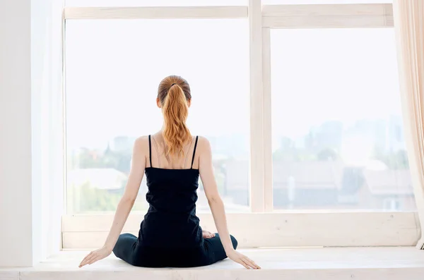 Pencere kenarındaki kadın yoga meditasyon gevşemesi — Stok fotoğraf