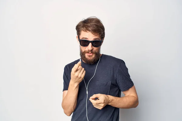 Man met een zonnebril hoofdtelefoon technologie muziek — Stockfoto