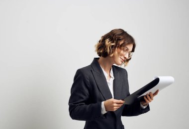 Gözlüklü kadın. Elindeki evraklar. Profesyonel.