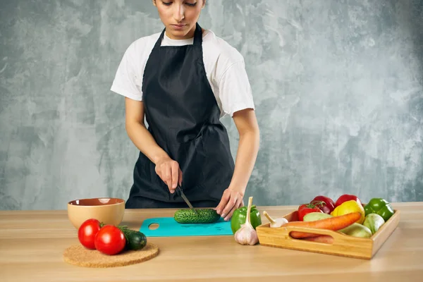 Cuisiner femme déjeuner à la maison végétarien alimentation salade régime — Photo