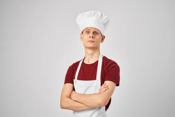 Egy szakácsegyenruhás férfi serpenyőt süt a főzés kezében. — Stock Fotó