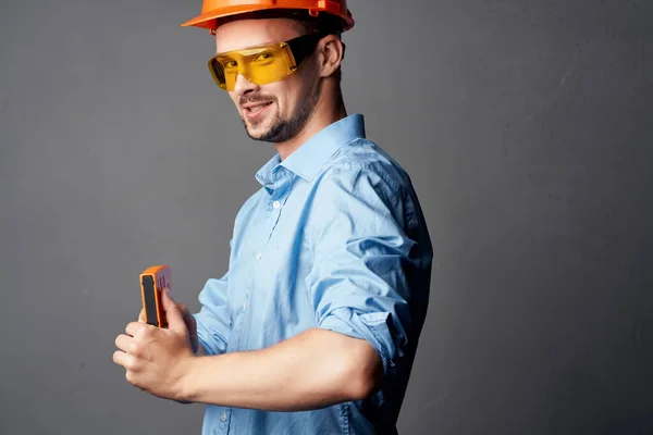 Mężczyzna w pomarańczowy twardy kapelusz Builder emocje Profesjonalne — Zdjęcie stockowe