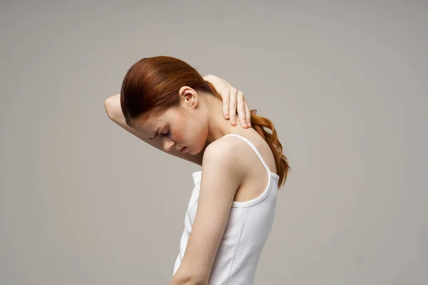 Жіночий ревматизм біль у шиї проблеми зі здоров'ям світлий фон — стокове фото