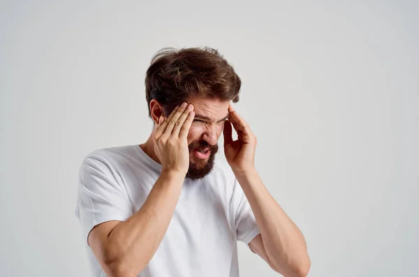 Mężczyzna trzyma jego ból głowy stres emocje odizolowane tło — Zdjęcie stockowe