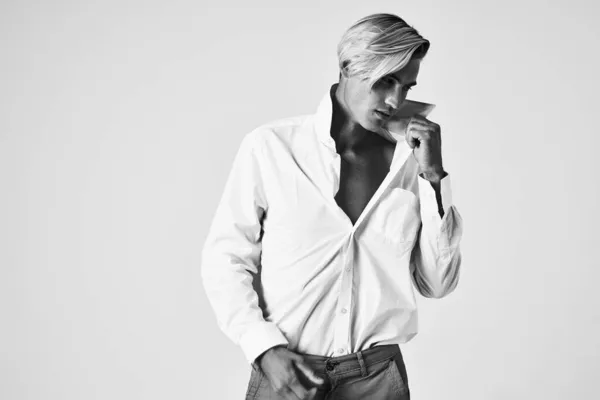 Homem de camisa branca segurando colarinho estilo elegante auto-confiança Studio — Fotografia de Stock