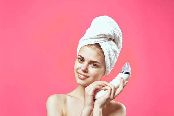 Mulher com toalha na cabeça ombros nus massagem facial — Fotografia de Stock