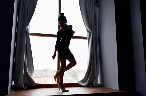 Женщина Силуэт Около Окна Позирует Модель Высокое Качество Фото — стоковое фото