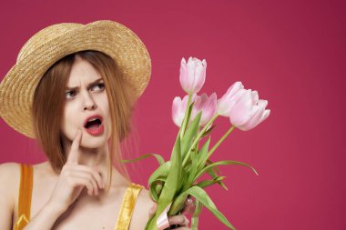 Bir buket çiçekli güzel bir kadın.