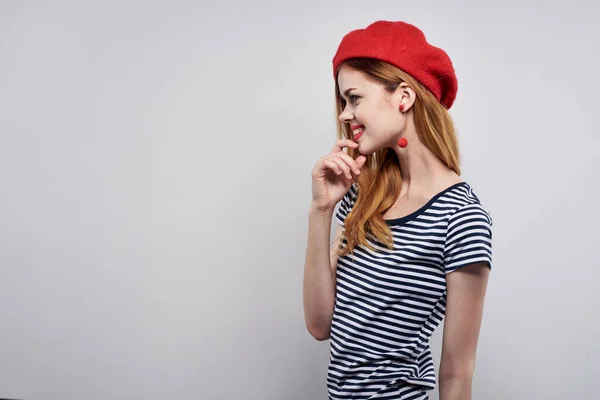 Όμορφη Γυναίκα Που Φοράει Κόκκινο Καπέλο Στο Στούντιο Υψηλής Ποιότητας — Φωτογραφία Αρχείου