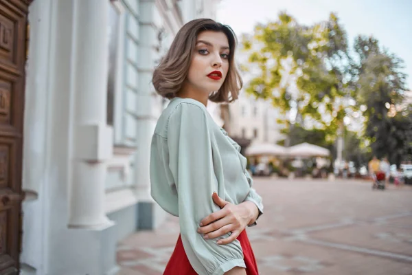Hermosa mujer atractiva mirada labios rojos caminar en el estilo de vida del parque —  Fotos de Stock