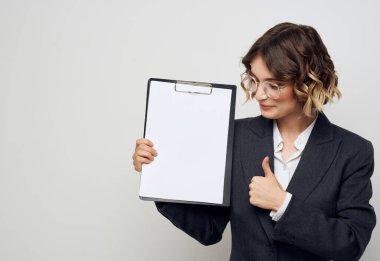 İş kadını belgeleri resmi ofis yöneticisi olarak çalışıyor