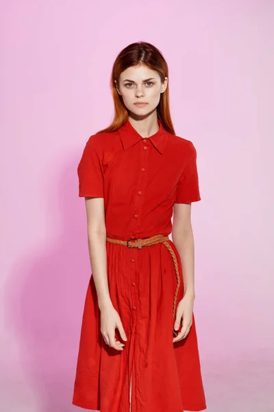 Mujer Pelirroja Vestido Rojo Posando Sobre Fondo Rosa Foto Alta —  Fotos de Stock