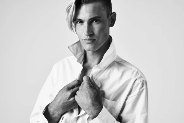 Muž Bílé Košili Módní Účes Portrét Studio Životní Styl Kvalitní — Stock fotografie