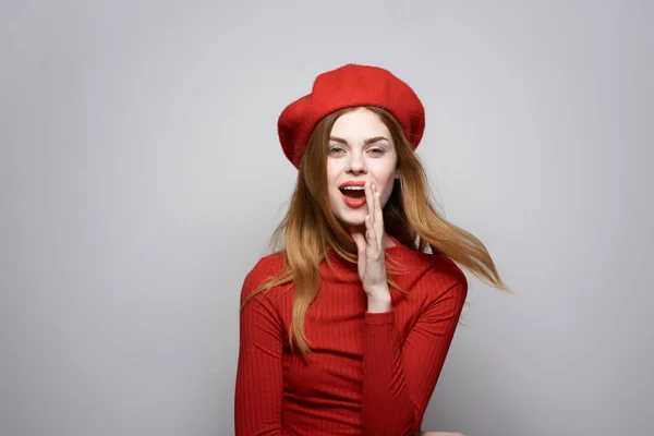 Una Mujer Bonita Con Suéter Rojo Posando Foto Alta Calidad — Foto de Stock