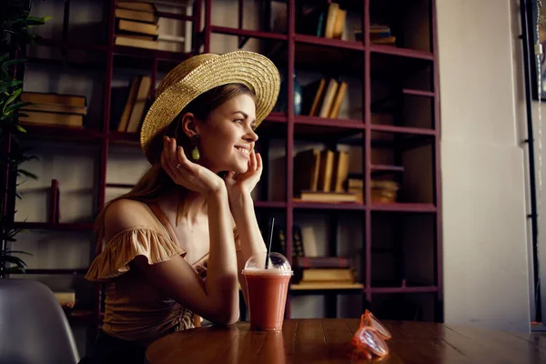 Mujer Alegre Cafetería Moda Foto Alta Calidad — Foto de Stock
