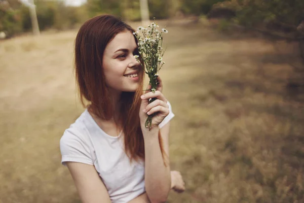 Çiçeklerle Tarlada Yürüyen Neşeli Bir Kadın — Stok fotoğraf