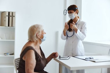 Doktor sağlık kontrolündeki hasta