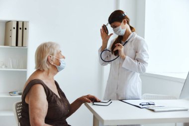 Doktor sağlık kontrolündeki yaşlı kadın hasta