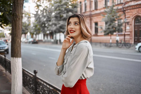 Веселая Женщина Красной Юбке Городе Пешком — стоковое фото