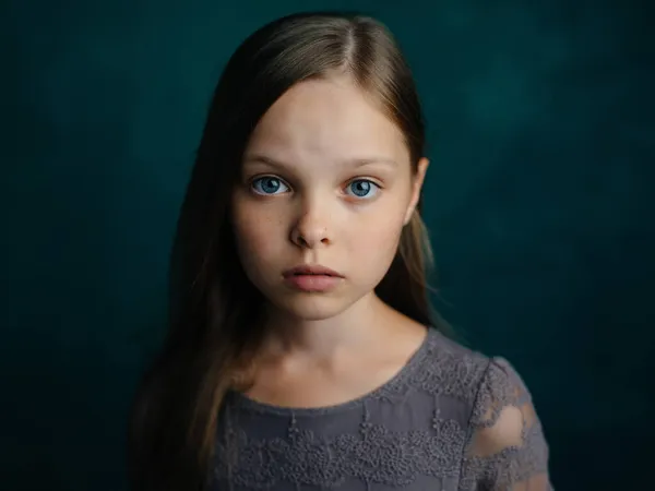 Dívka s modrými vlasy deprese emoce smutný výraz obličeje — Stock fotografie