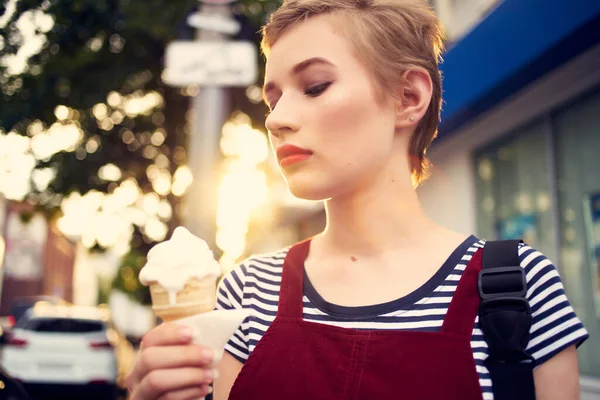 Vrouw met kort haar op straat eten ijs lopen plezier — Stockfoto
