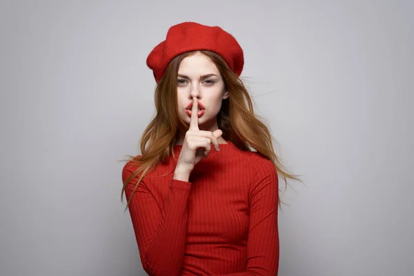 Jolie Femme Avec Une Casquette Rouge Avec Geste Silence — Photo