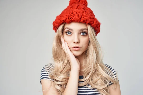 Şık giyinmiş güzel bir kadın Kırmızı Şapkalı açık renk arka plan yaşam tarzı — Stok fotoğraf