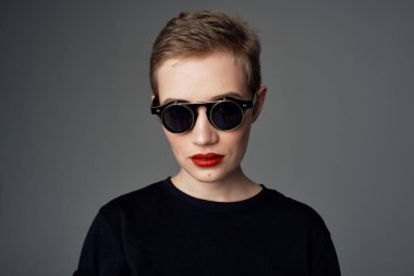 Siyah tişörtlü güzel bir kadın. Yaşam tarzı.